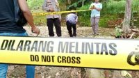Petugas Polsek Cibadak, Polres Sukabumi, saat olah TKP di lokasi seorang bocah SD tewas terimpa tembok pilar