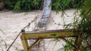 Jembatan Penghubung Dua Desa Curugkembar Sukabumi Putus
