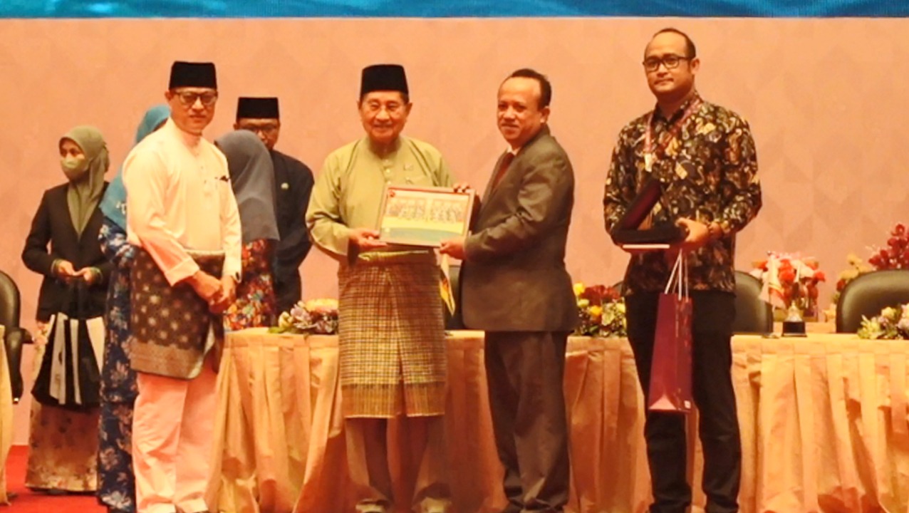 Penyerahan cinderamata dari Menteri Agama