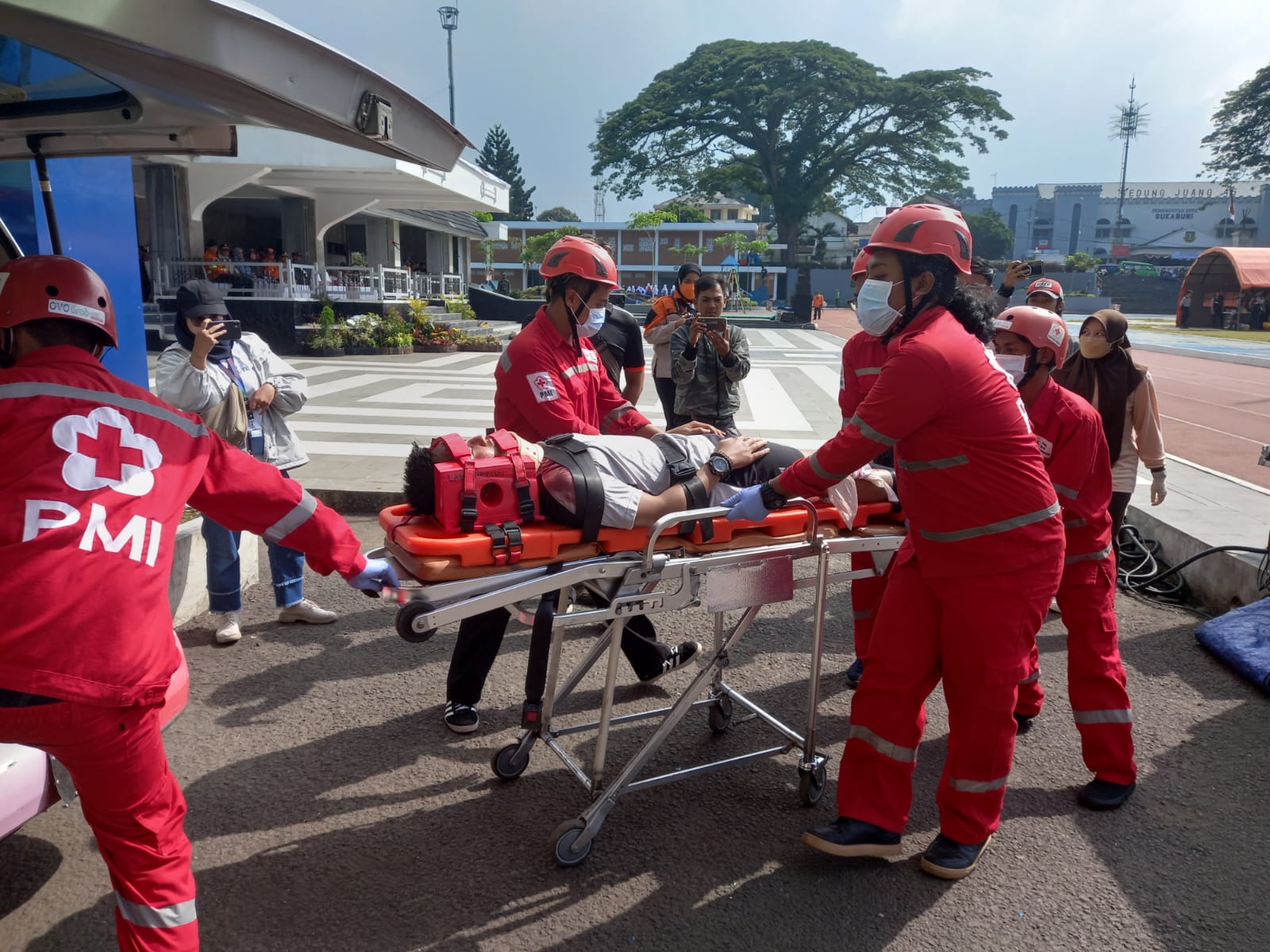 Petugas saat melakukan evakuasi korban salam simulasi