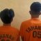 Dua terduga pelaku memakai saat memakai baju tahanan usai dirungkus Polsek Purabaya. 
