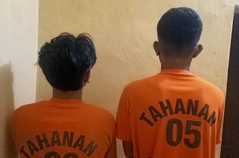 Dua terduga pelaku memakai saat memakai baju tahanan usai dirungkus Polsek Purabaya. 