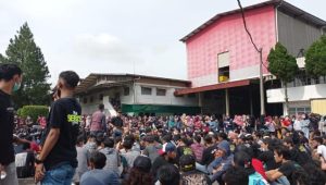Tolak PHK, Ribuan Buruh PT MCA Cicurug Sukabumi Gelar Aksi Demo