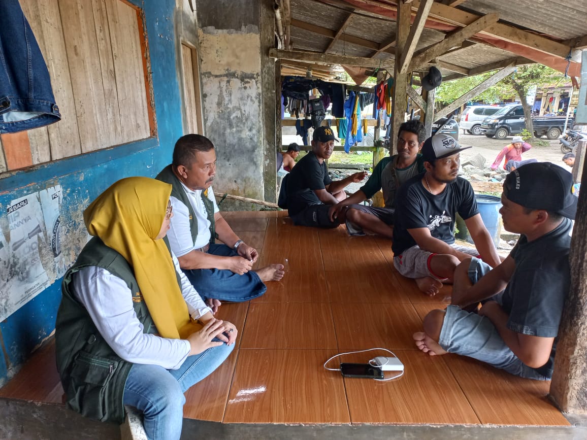 Para nelayan di Pantai Minajaya, Kecamatan Surade saat mendengarkan pemaparan dari Staf Dinas Perikanan Kabupaten Sukabumi.