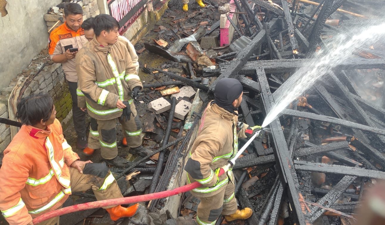 Petugas Damkar Kota Sukabumi saat berupaya memadamkan kebakaran
