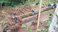 Warga saat gotong royong membersihkan material longsor yang mengancam tiga rumah penduduk di Kampung Cidaun, Desa Sukajaya