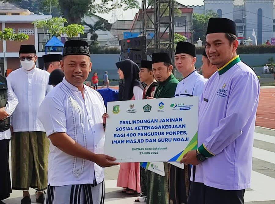 Baznas Kota Sukabumi saat menyalurkan bantuan peserta Program Beasiswa Tahfidz