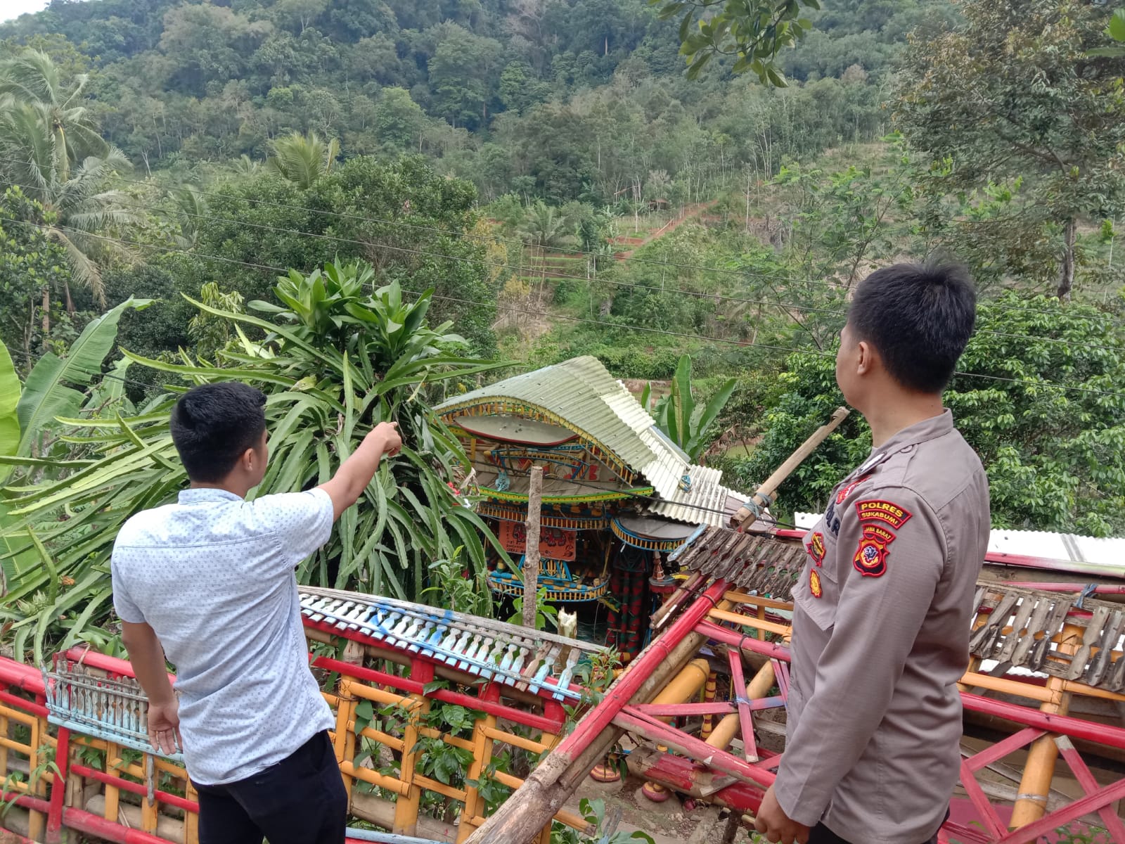 Salah seorang Warga saat menunjukkan pos ronda lokasi kejadian ketua RT Cikakak Kabupaten Sukabumi