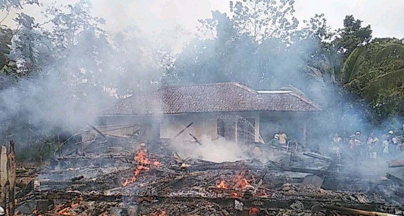 Petugas gabungan bersama warga saat memadamkan api