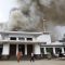 Sejumlah pegawai Pemkot Bandung bergegas keluar gedung saat api