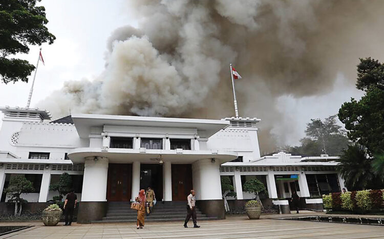 Sejumlah pegawai Pemkot Bandung bergegas keluar gedung saat api