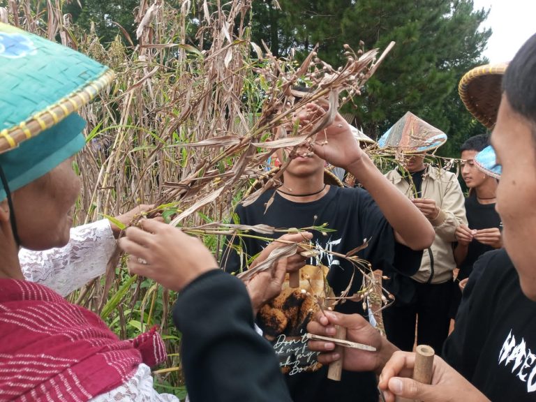 Sejumlah wisatawan dari salah satu sekolah pada saat belajar untuk mengenal tanaman Hanjeli