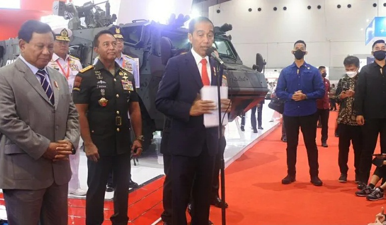 Presiden RI Jokowi memberikan