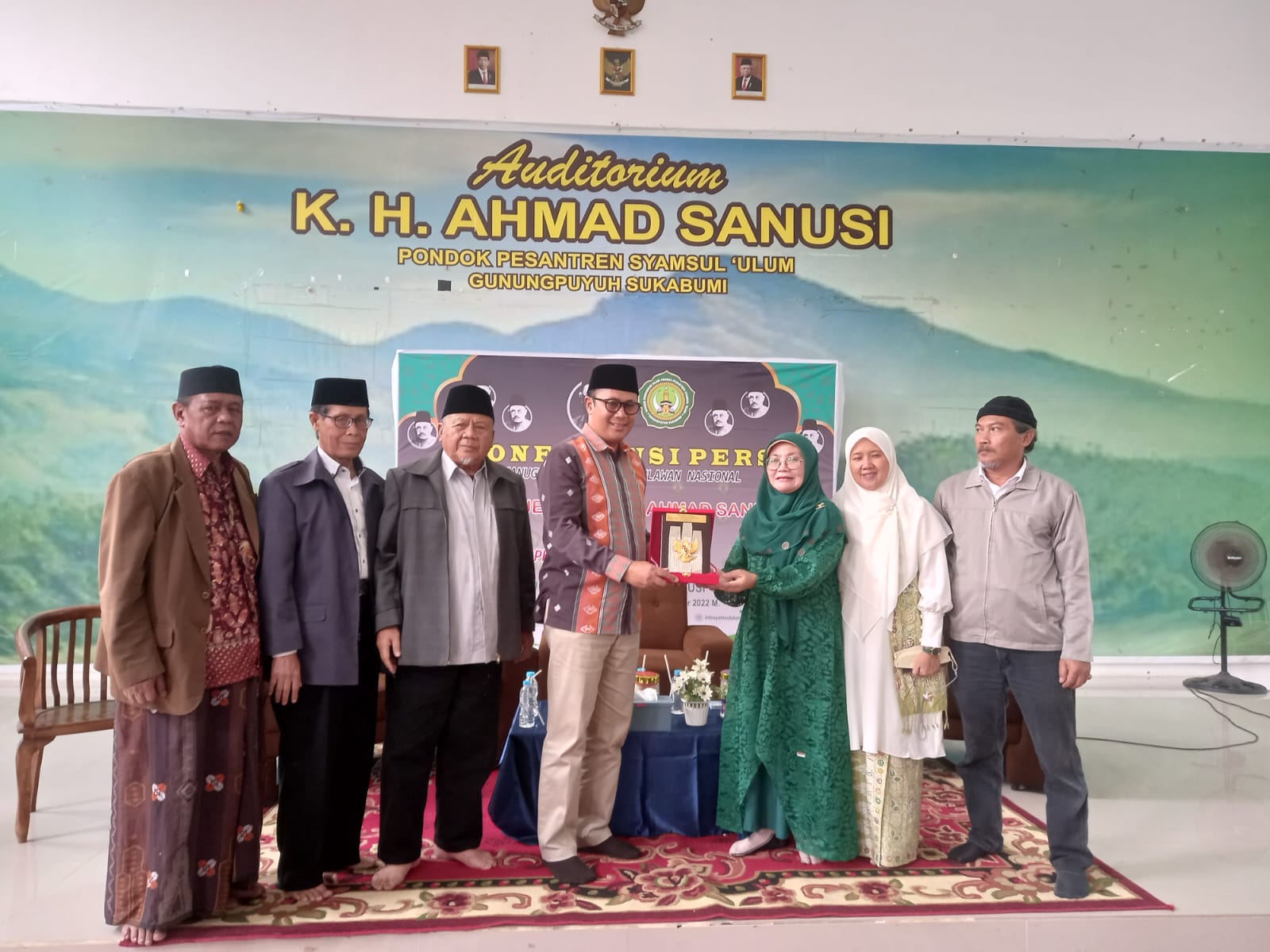 Walikota Sukabumi Achmad Fahmi secara simbolis menyerahkan piagam kepada Cucu KH Ahmad Sanusi