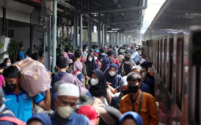 Calon penumpang bersiap menaiki KA Bangunkarta jurusan Jakarta-Jombang