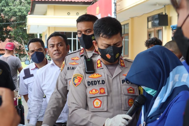 YT (50) Seorang emak-emak asal Kecamatan Surade Kabupaten Sukabumi