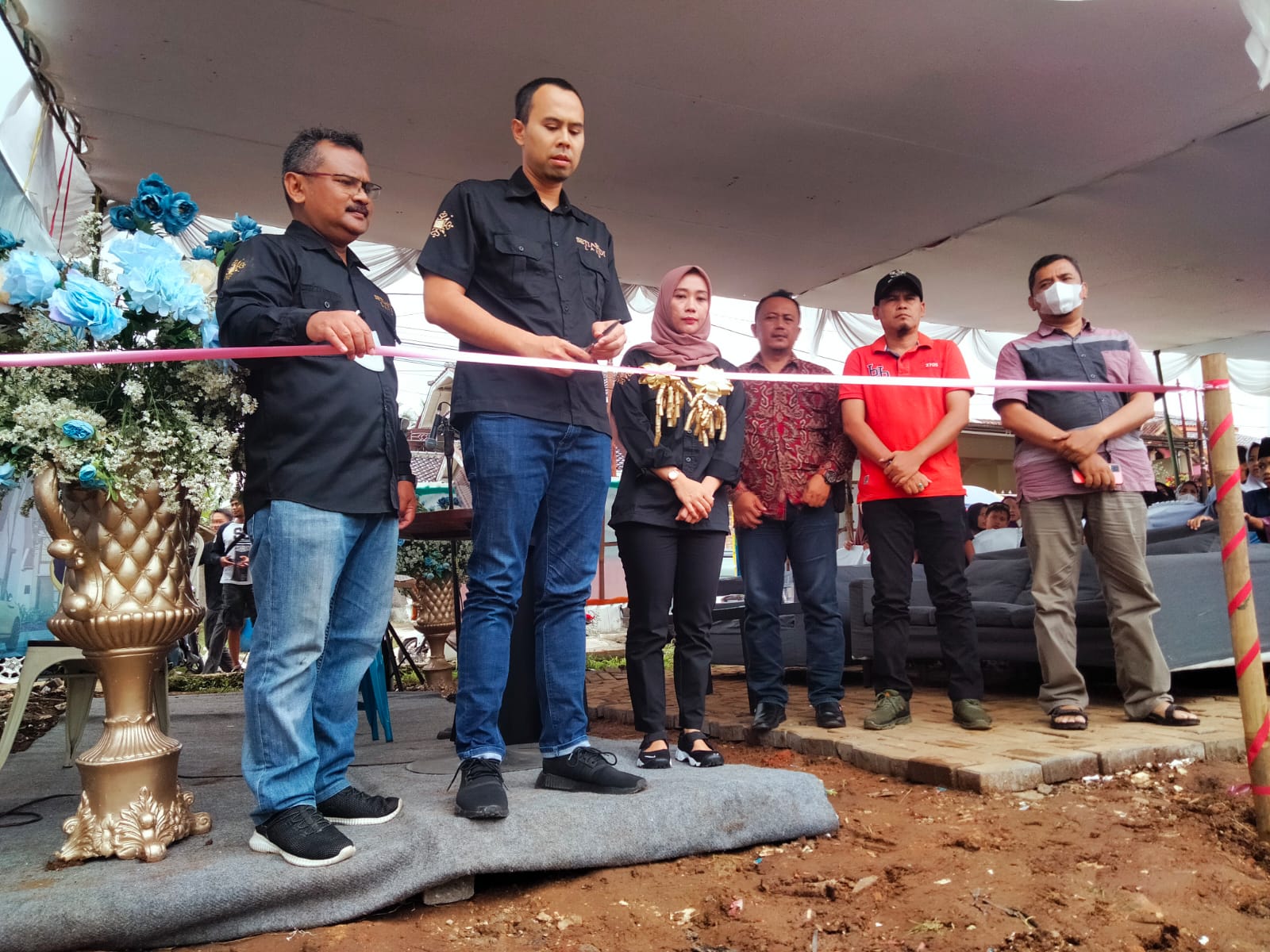 Direktur Utama Setiabudiland Ryan Pratama bersama unsur Muspika melakukan gunting pita dimulainya projek Qianna Residence 2 di Kelurahan Cibeureum