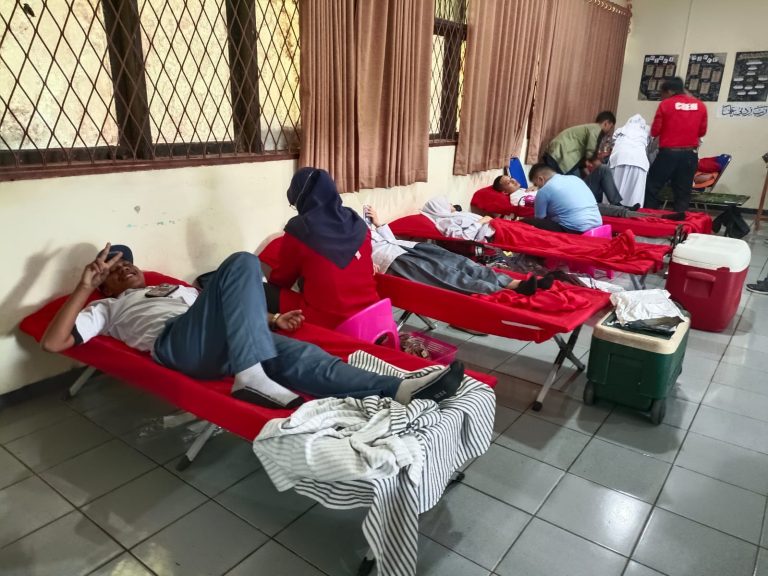 MAN 1 Kota Sukabumi menggelar acara donor darah