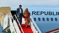 Presiden Jokowi dan Ibu Negara Iriana saat menuruni tangga pesawat kepresidenan