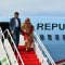 Presiden Jokowi dan Ibu Negara Iriana saat menuruni tangga pesawat kepresidenan