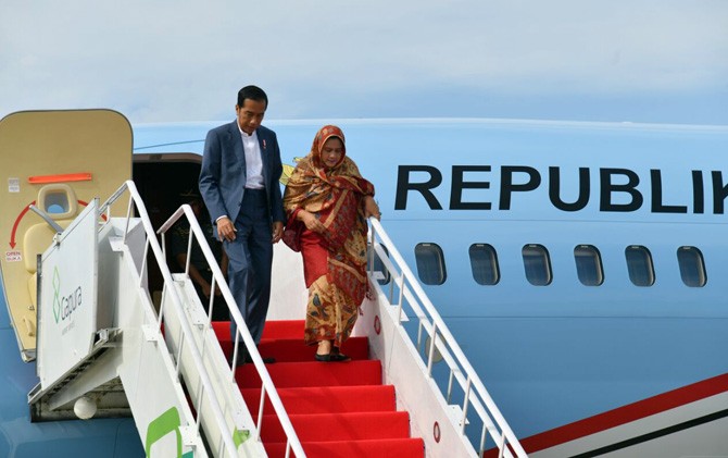 Presiden Jokowi dan Ibu Negara Iriana saat menuruni tangga pesawat kepresidenan