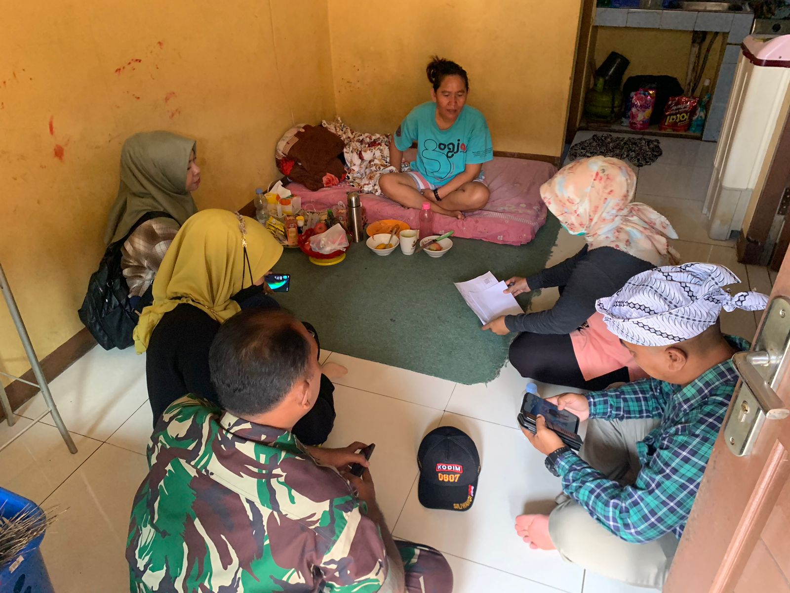 Petugas gabungan saat meninjau lokasi rumah penduduk yang terjangkit positif DBD