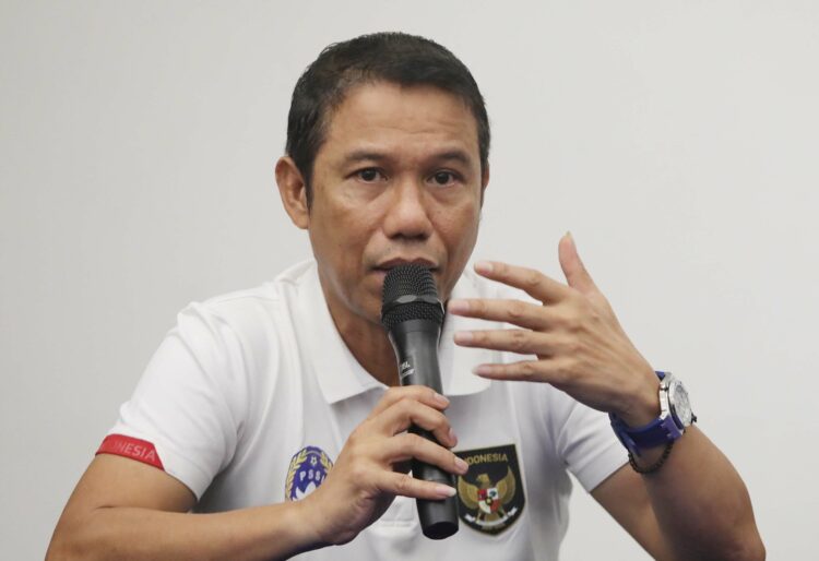 Sekjen PSSI Yunus Nusi saat memberikan