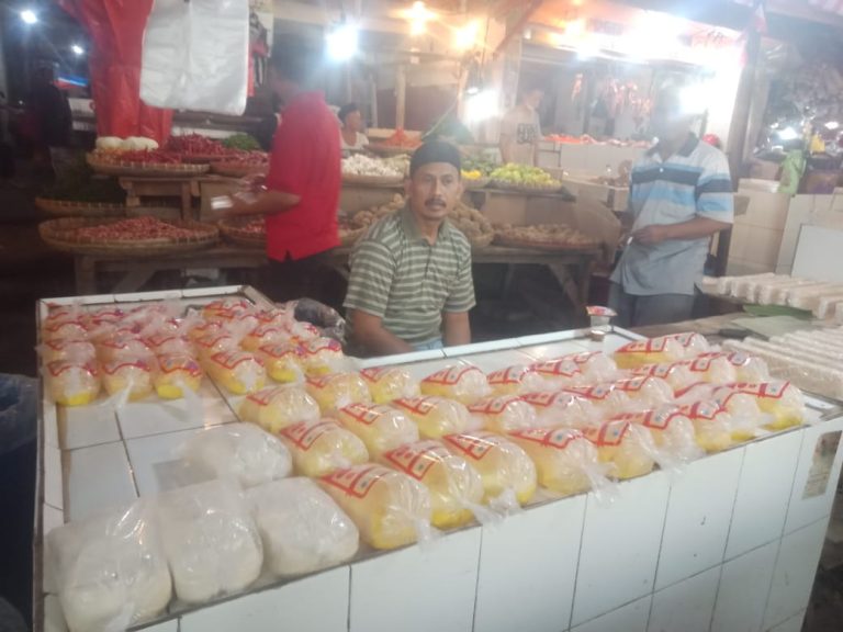 Salah seorang pedagang tahu di Pasar Gudang, Citamiang Kota Sukabumi sedang menjajakan dagangannya