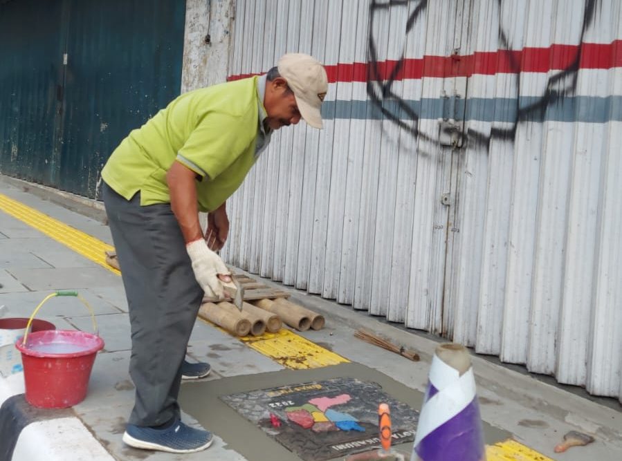 Kondisi penutup manhole di Pedestrian Jalan Ahmad Yani, Kecamatan Cikole, Kota Sukabumi digondol maling,