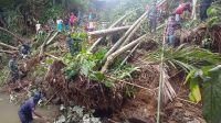 Sejumlah petugas BPBD Kota Sukabumi saat berupaya membersihkan material longsor