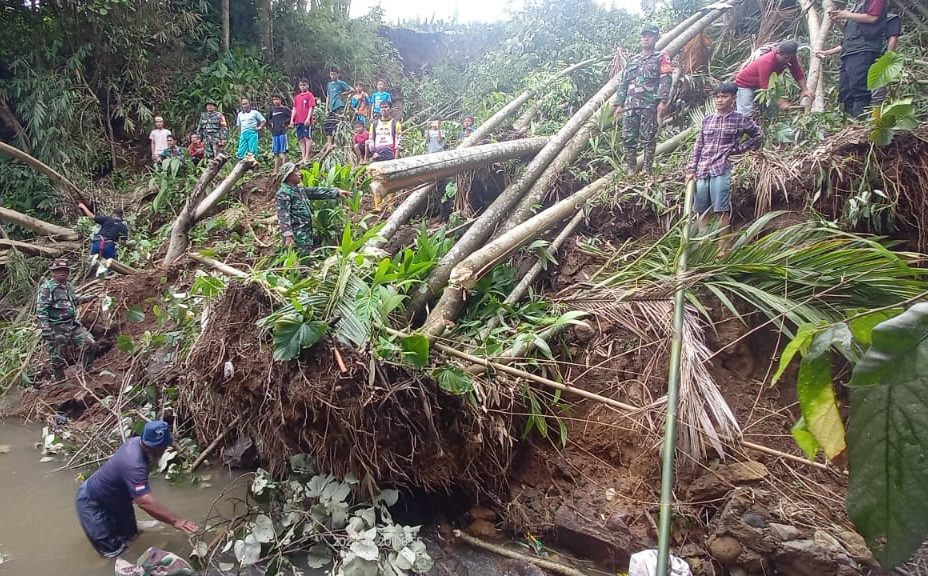 Sejumlah petugas BPBD Kota Sukabumi saat berupaya membersihkan material longsor