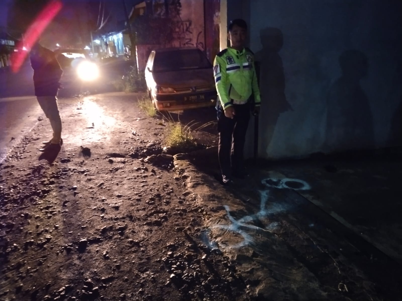 Polisi Satlantas Polres Sukabumi saat melakukan pengecekan TKP