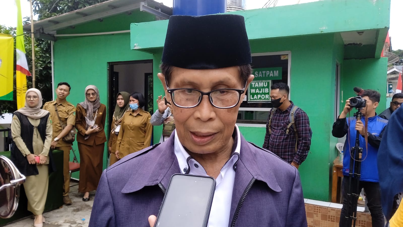 Ketua Umum MUI Kota Sukabumi Aab Abdullah saat diwawancara