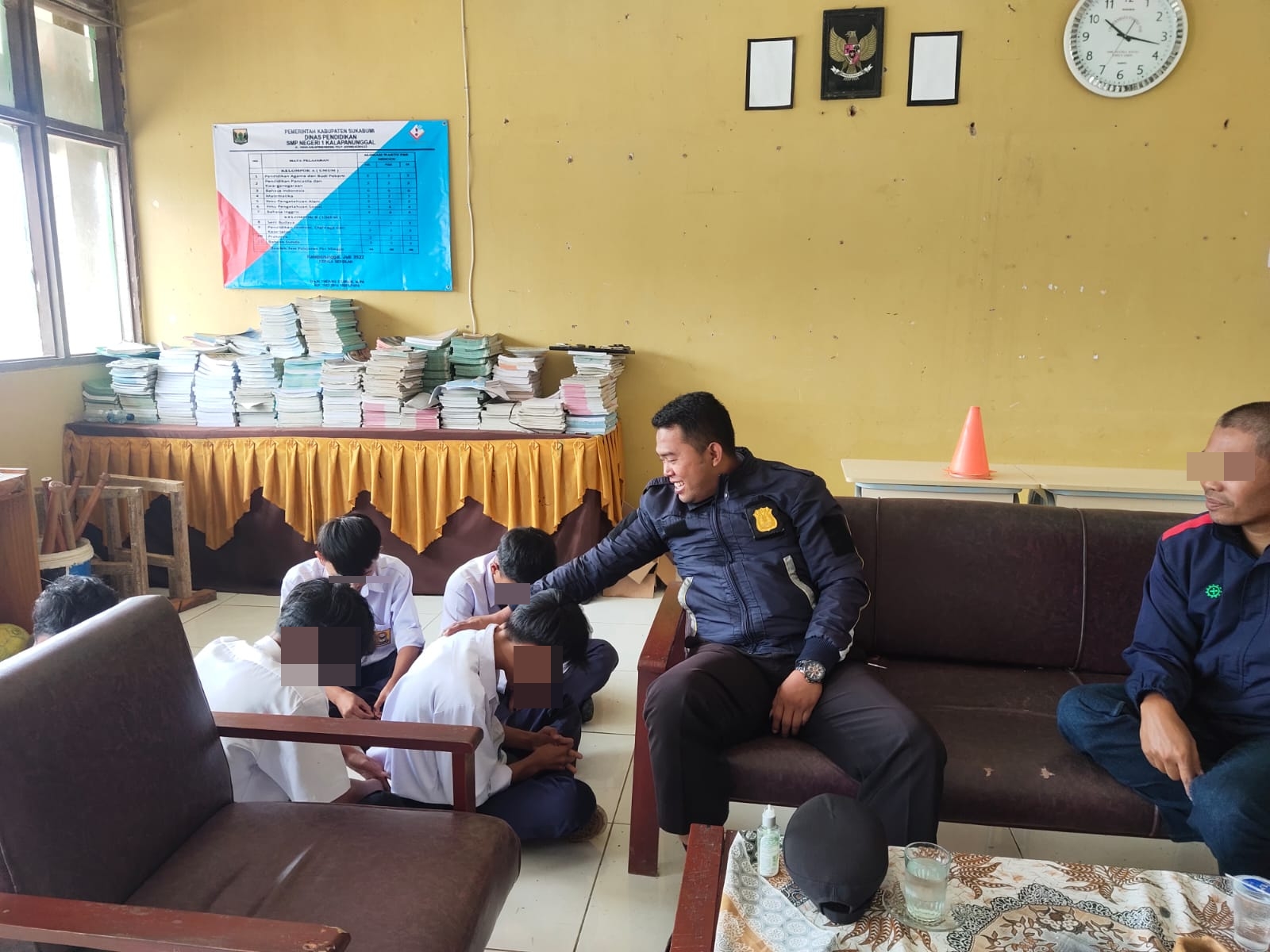 Petugas kepolisian Polsek Kalapanunggal Sukabumi