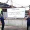 Anggota OPSI Sukabumi saat menunjukan spanduk