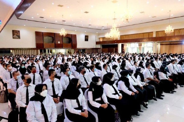 ILUSTRASI: Ratusan guru menerima Surat Keputusan (SK) tentang pengangkatan PPPK tahap 1 di Gedung Wanita Kota Surabaya, beberapa waktu lalu.