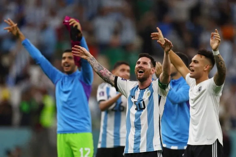 Lionel Messi merayakan