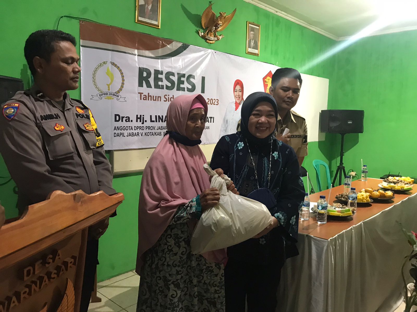 Wakil Ketua Komisi II DPRD, Lina Ruslinawati membagikan sejumlah sembako kepada warga Desa Warnasari