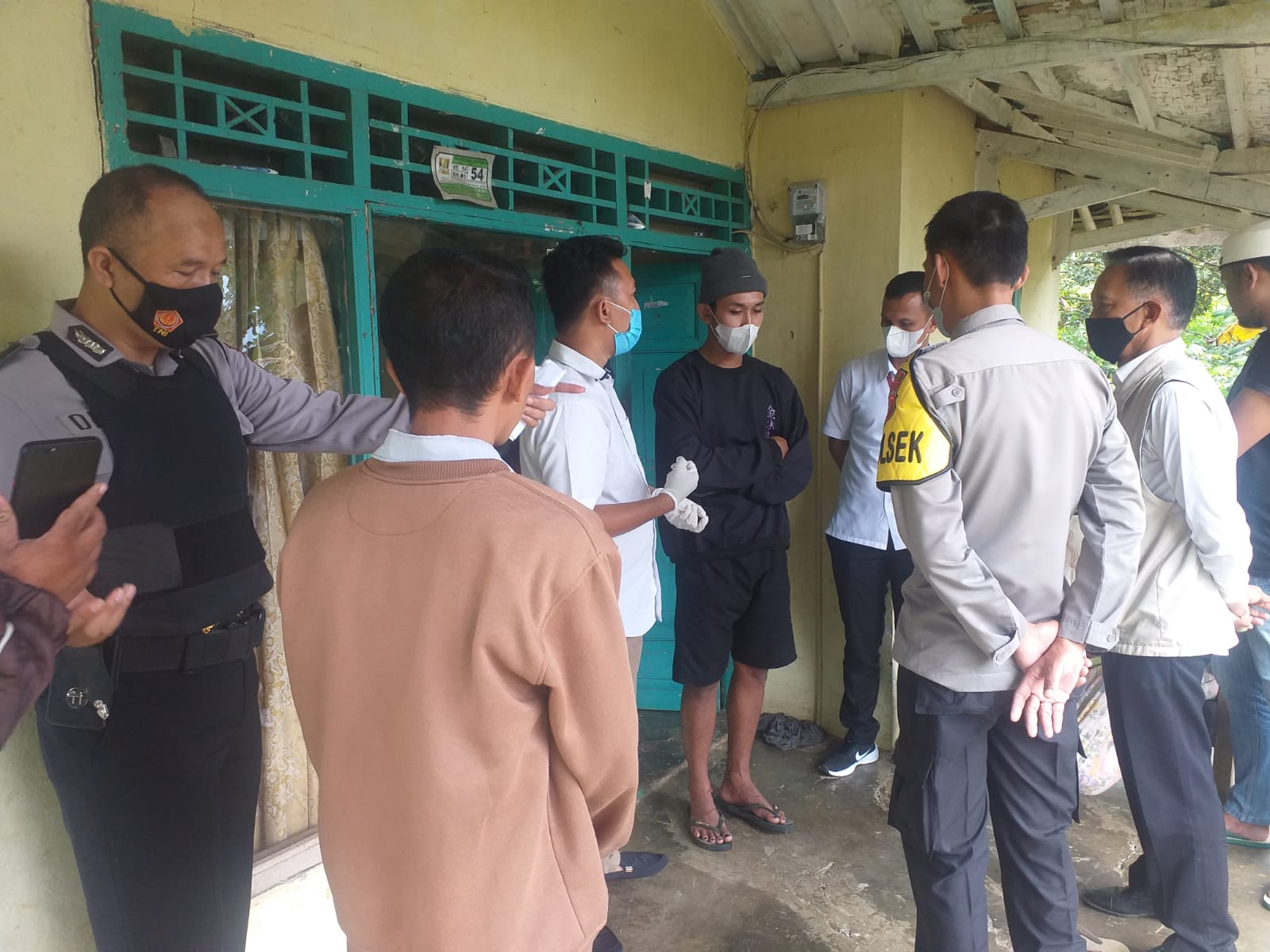 Warga Gegerbitung Tergantung