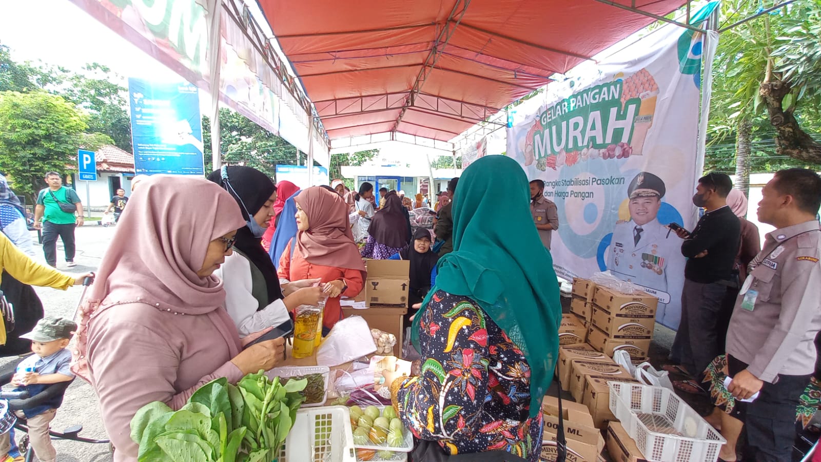 Suasana masyarakat saat buru pangan murah di halaman parkir Samsat Palabuhanratu