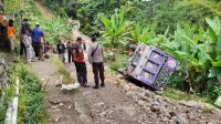 Sejumlah warga saat akan melakukan evakuasi terhadap truk engkel di jalan Desa Pasir Baru, Kecamatan Cisolok, Kabupaten Sukabumi.