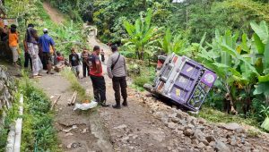 Nekat Trobos Jalan Rusak, Mobil Truk Engkel Terguling 