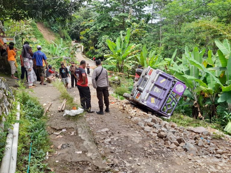 Sejumlah warga saat akan melakukan evakuasi terhadap truk engkel di jalan Desa Pasir Baru, Kecamatan Cisolok, Kabupaten Sukabumi.
