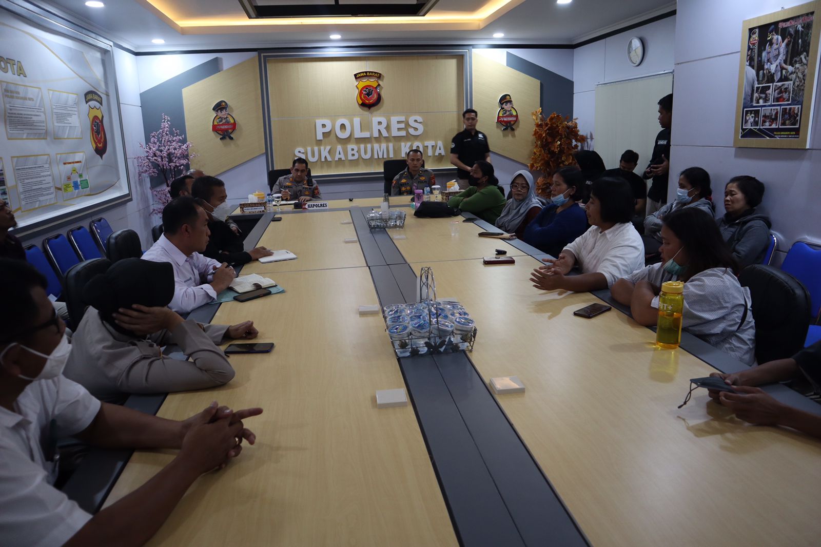 Kapolres Sukabumi Kota AKBP SY. Zainal Abidin didampingi pejabat utama menerima kunjungan sejumlah nasabah Prudential Sukabumi
