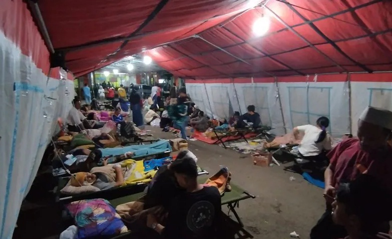 Sejumlah korban gempa dirawat di halaman RSUD Cianjur