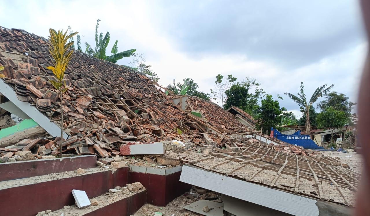 Sejumlah bangunan yang terlihat rusak akibat bencana alam gempa Cianjur