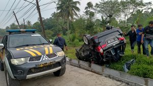 Kecelakaan Tunggal, Mobil Xenia Terjungkal di Nyalindung Sukabumi