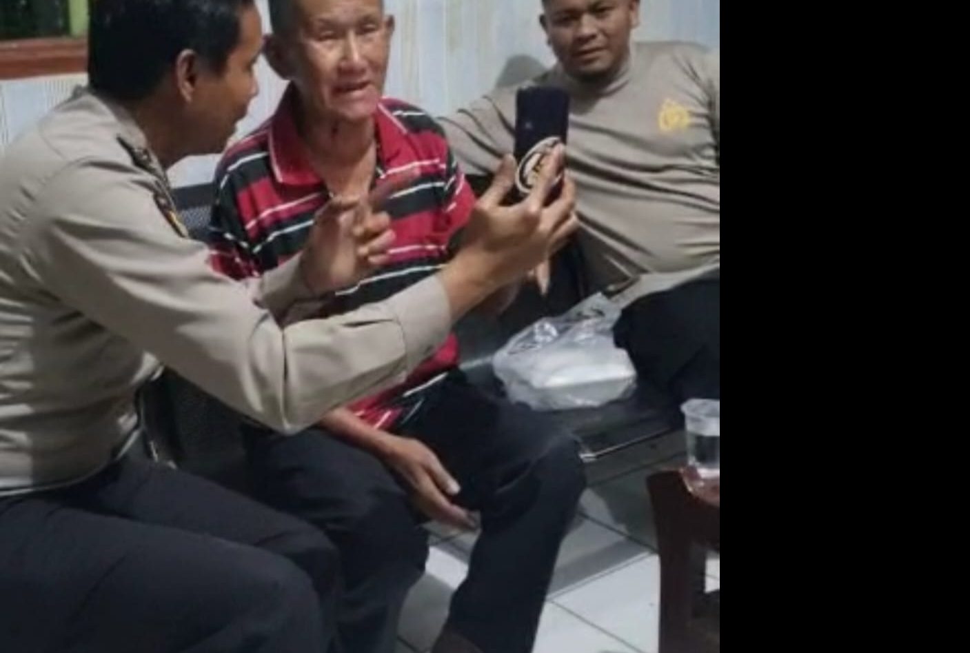 Polsek Jampangtengah, Polres Sukabumi saat melakukan pencarian saudara seorang kakek Iyud (75) yang dikabarkan tersesat selama dua pekan untuk mencari keluarganya.