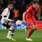 Gelandang serang Jerman Jamal Musiala (kiri) berebut bola dengan bek Inggris Harry Maguire