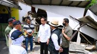 Datangi Cianjur, Jokowi Bagikan Makanan Siap Saji, Janjikan Bantuan Rp50 Juta per orang